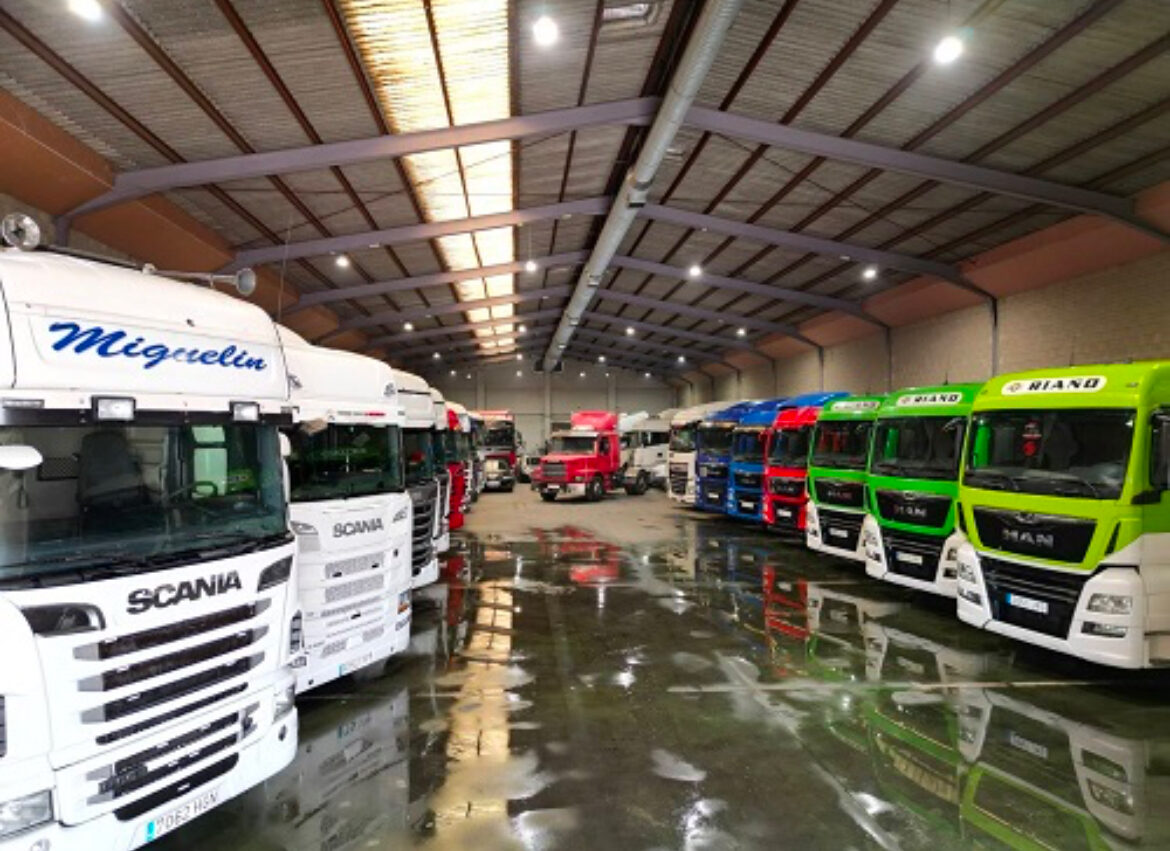 Nave y flota de camiones de Trading Trucks & Machinery