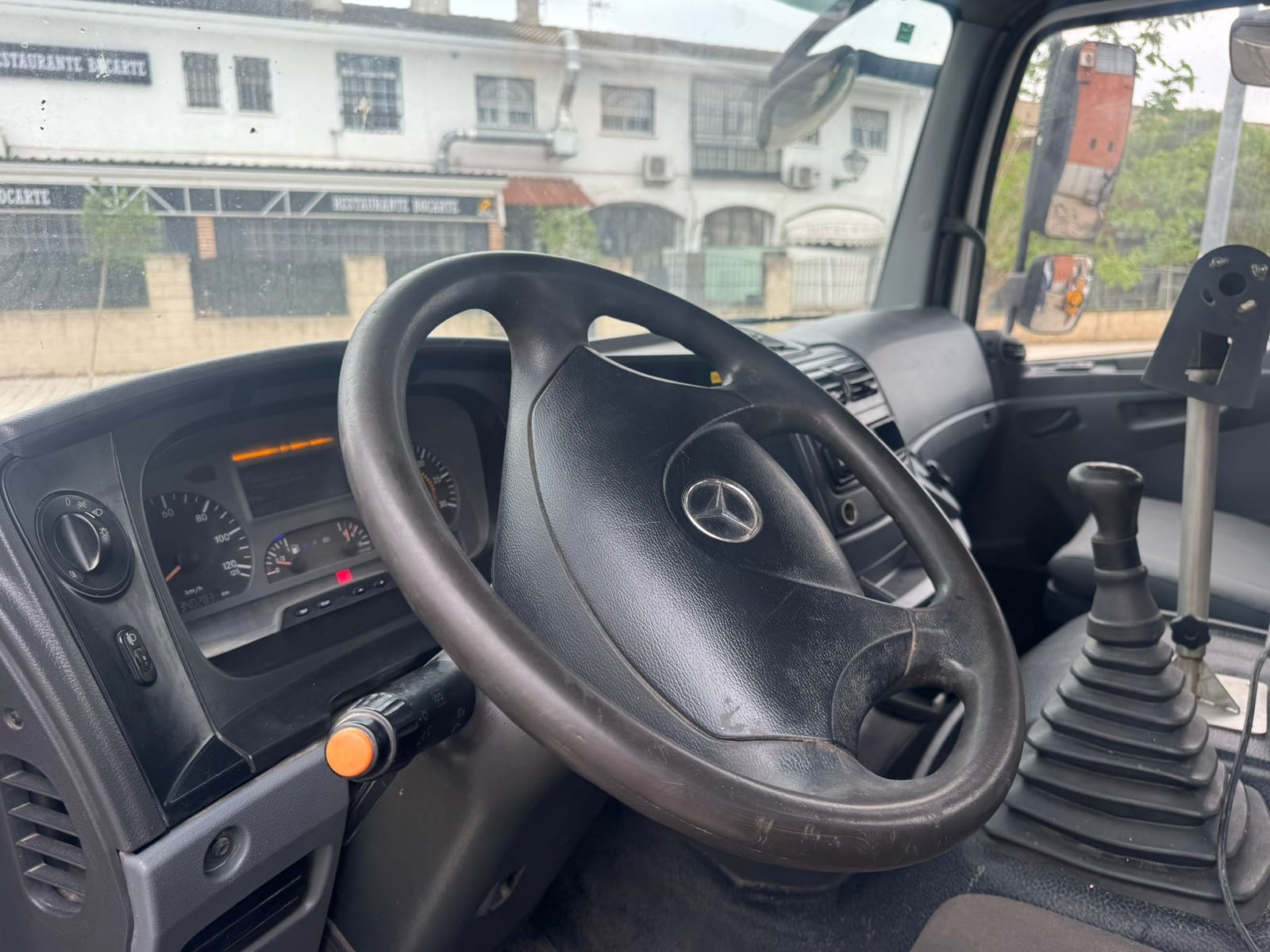 Mercedes Axor 1833 foto 14